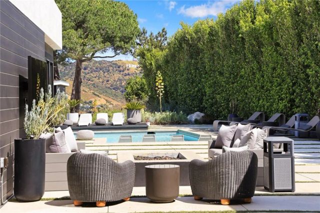 7139 Macapa, Los Angeles, CA 90068