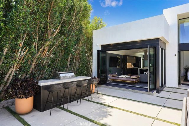 7139 Macapa, Los Angeles, CA 90068