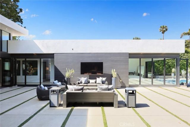 7139 Macapa, Los Angeles, CA 90068