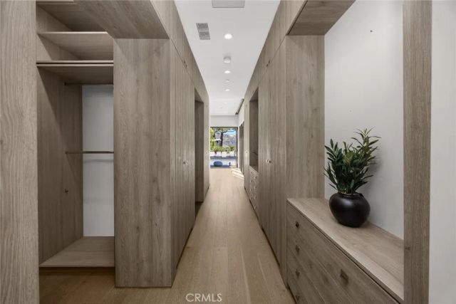 7139 Macapa, Los Angeles, CA 90068