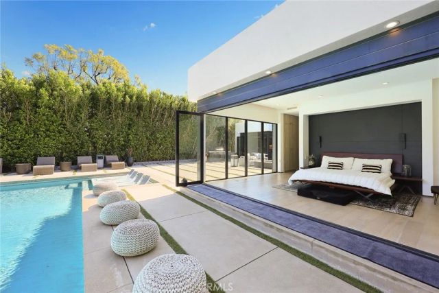 7139 Macapa, Los Angeles, CA 90068