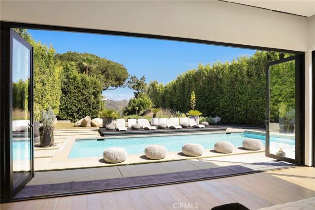 7139 Macapa, Los Angeles, CA 90068