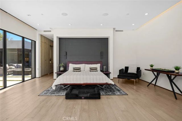 7139 Macapa, Los Angeles, CA 90068