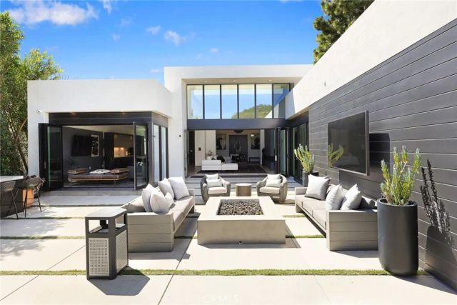 7139 Macapa, Los Angeles, CA 90068