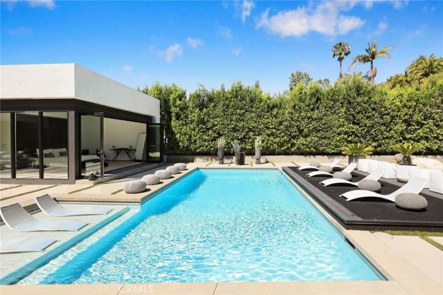 7139 Macapa, Los Angeles, CA 90068