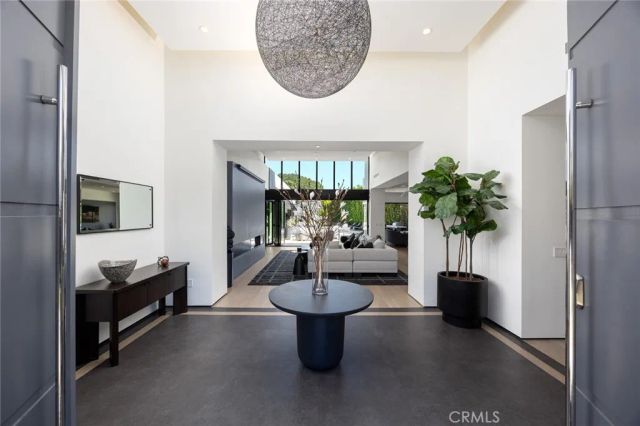 7139 Macapa, Los Angeles, CA 90068