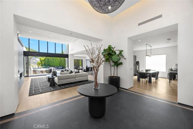 7139 Macapa, Los Angeles, CA 90068