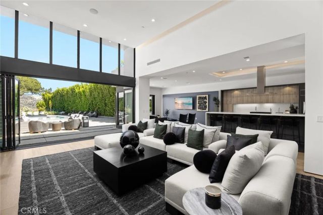 7139 Macapa, Los Angeles, CA 90068