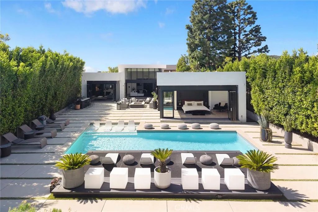 7139 Macapa, Los Angeles, CA 90068