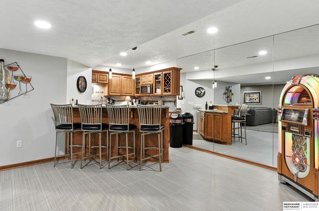 16228 Bancroft Circle, Omaha, NE 68130