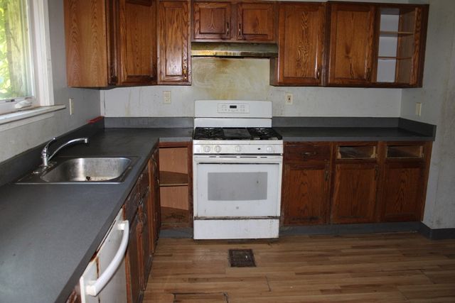 7421 Race St, Homewood Brushton, PA 15208