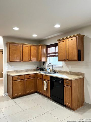 8454 Blackstone Cv, Converse, TX 78109