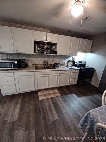 416747 Delaware Drive, Checotah, OK 74426