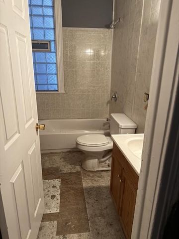 7237 S Stony Island Avenue, Chicago, IL 60649