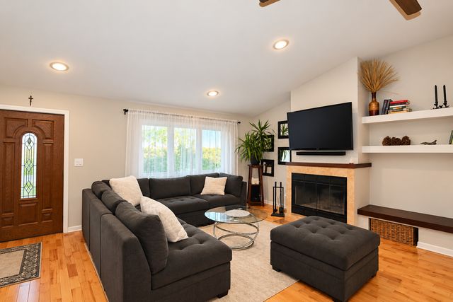 1403 Jefferson Street, Lake In The Hills, IL 60156