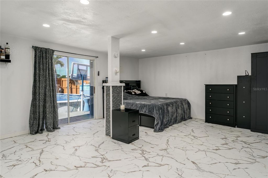 Image 17 of property listing at 205 52ND AVENUE TERRACE E, Bradenton, FL 34203