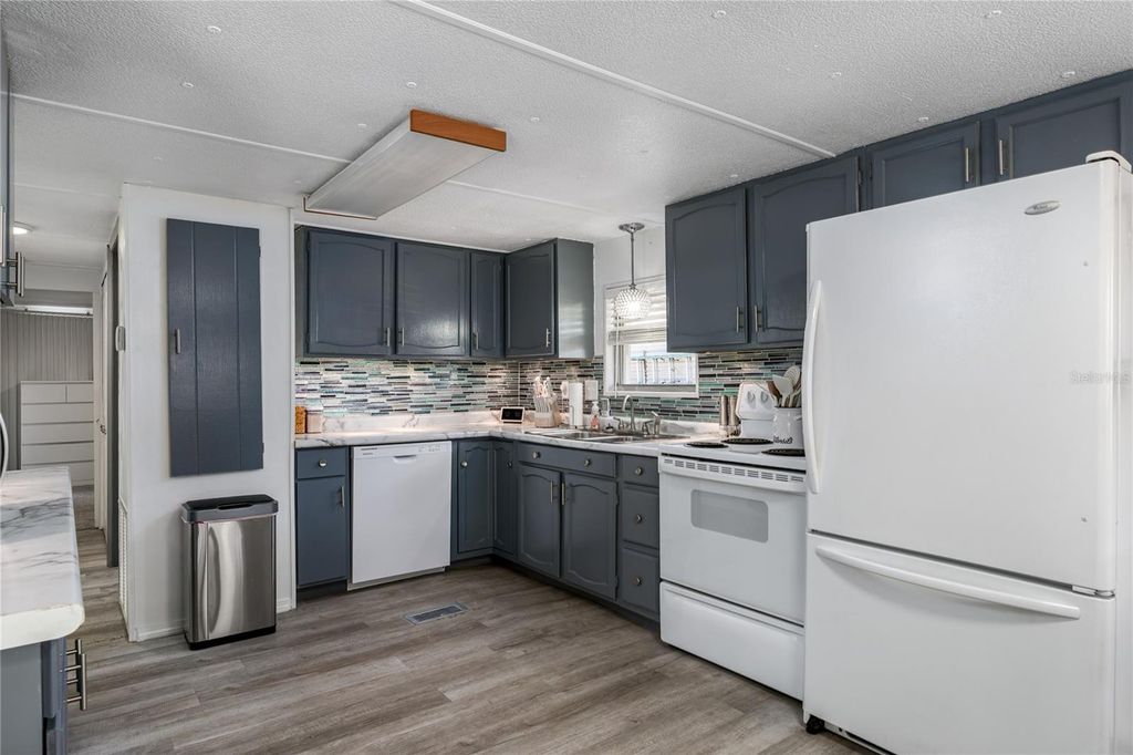 Image 3 of property listing at 205 52ND AVENUE TERRACE E, Bradenton, FL 34203