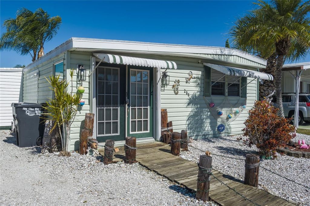 Image 30 of property listing at 205 52ND AVENUE TERRACE E, Bradenton, FL 34203