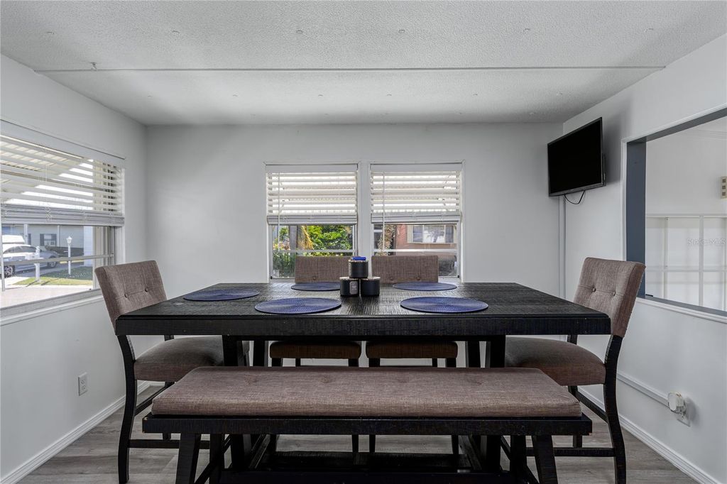 Image 5 of property listing at 205 52ND AVENUE TERRACE E, Bradenton, FL 34203