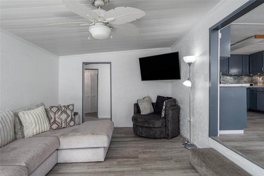 Image 6 of property listing at 205 52ND AVENUE TERRACE E, Bradenton, FL 34203