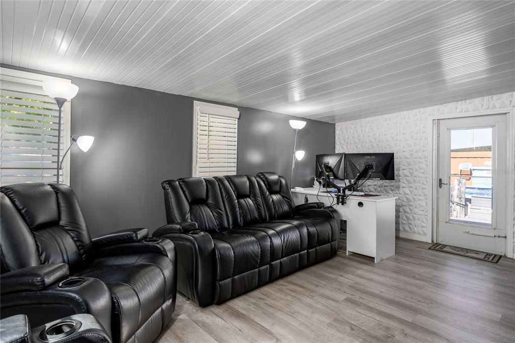 Image 9 of property listing at 205 52ND AVENUE TERRACE E, Bradenton, FL 34203