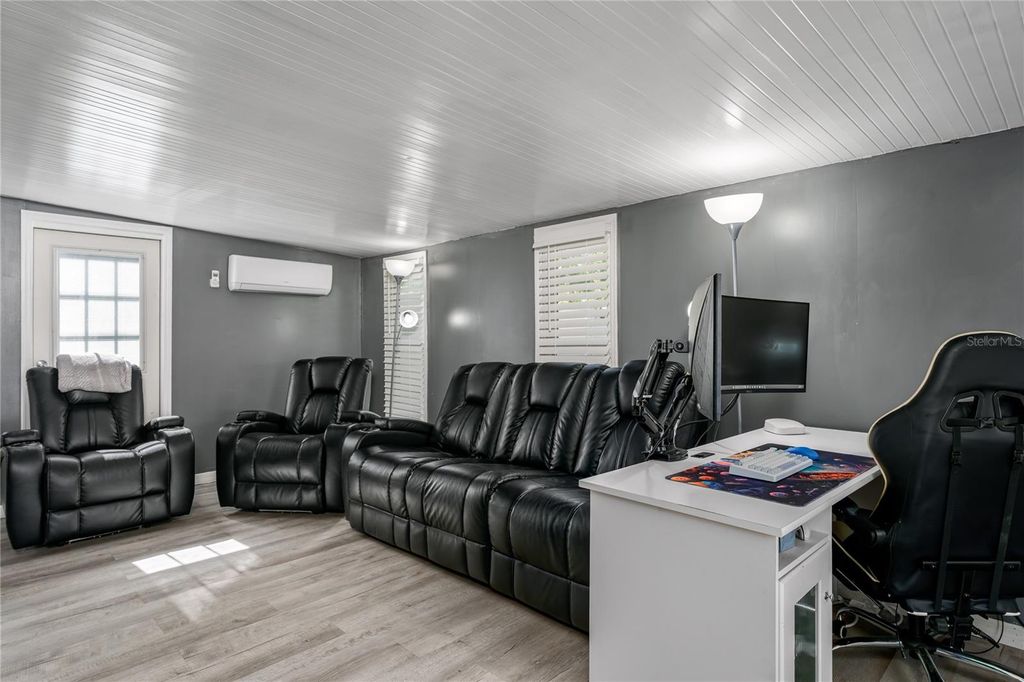 Image 10 of property listing at 205 52ND AVENUE TERRACE E, Bradenton, FL 34203