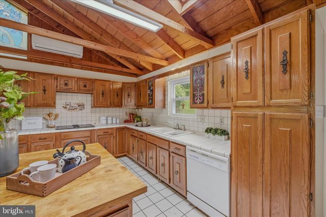 930 CHESTNUT HILL RD, Harpers Ferry, WV 25425