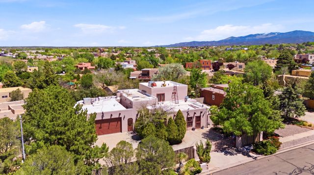 2116 Avenida De Las Alturas, Santa Fe, NM 87505