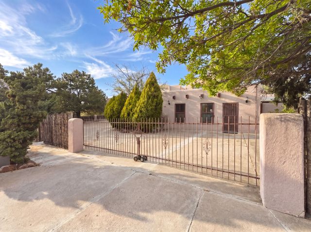 2116 Avenida De Las Alturas, Santa Fe, NM 87505