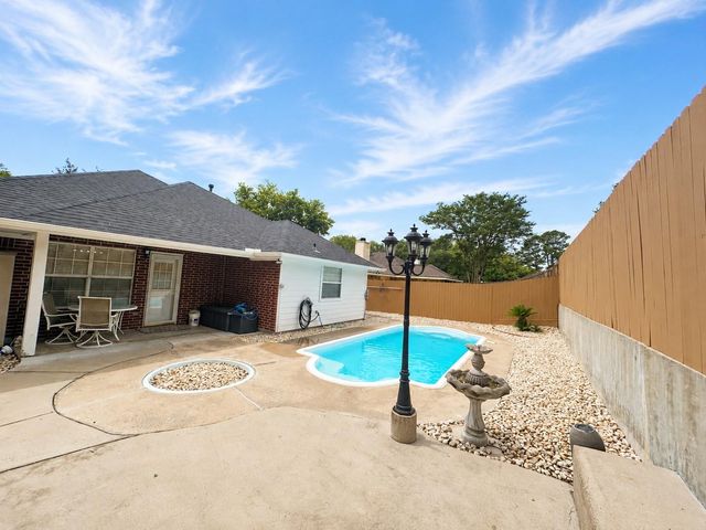 305 Scenic Brook Street, Brenham, TX 77833