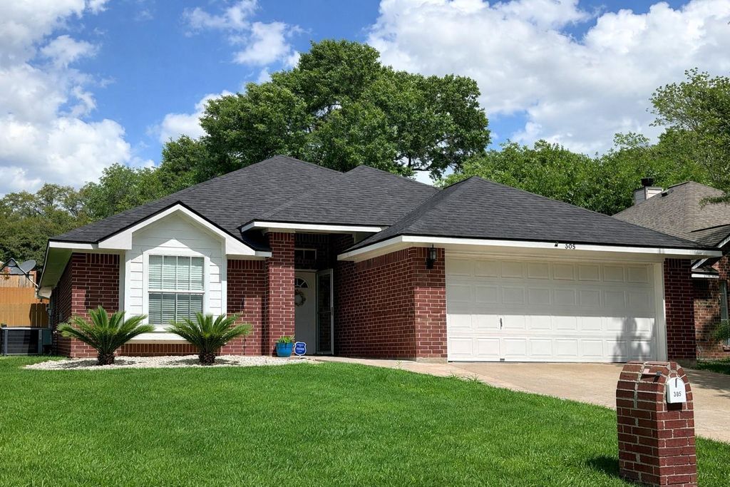 305 Scenic Brook Street, Brenham, TX 77833