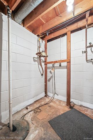 2042 Orland, Wixom, MI 48393