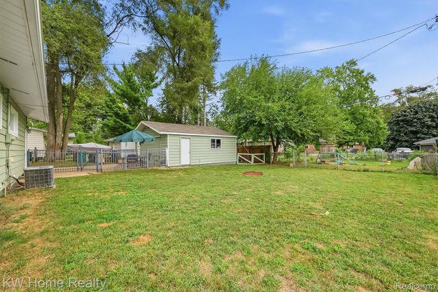 2042 Orland, Wixom, MI 48393