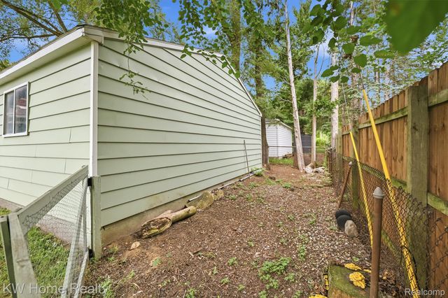 2042 Orland, Wixom, MI 48393