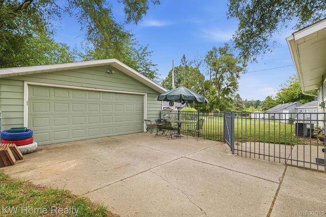 2042 Orland, Wixom, MI 48393