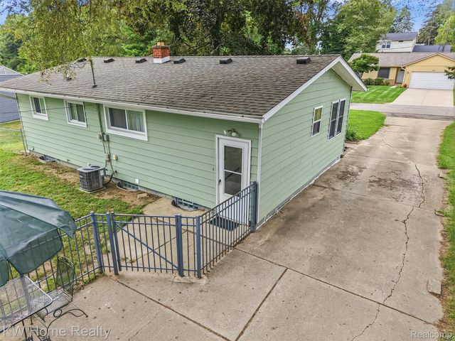 2042 Orland, Wixom, MI 48393