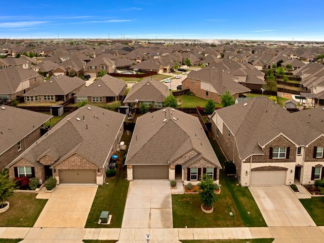 1016 Pinnacle Breeze Drive, Fort Worth, TX 76052