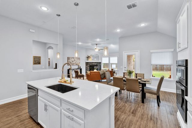 1016 Pinnacle Breeze Drive, Fort Worth, TX 76052