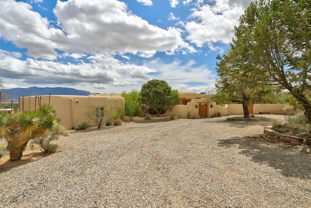40 Hop Tree Trail, Corrales, NM 87048