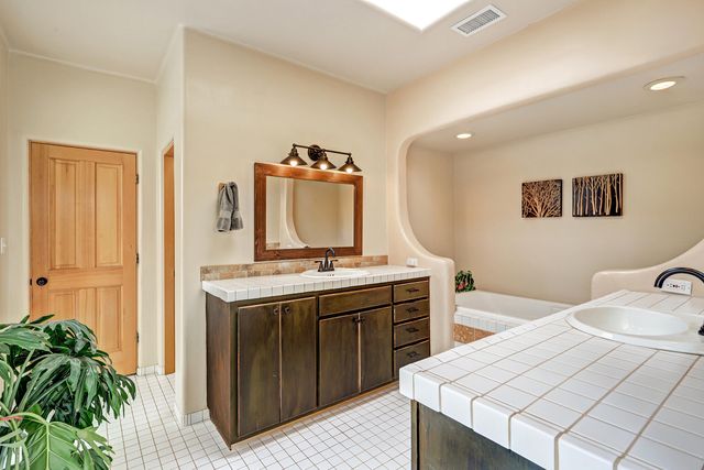 40 Hop Tree Trail, Corrales, NM 87048