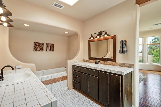 40 Hop Tree Trail, Corrales, NM 87048