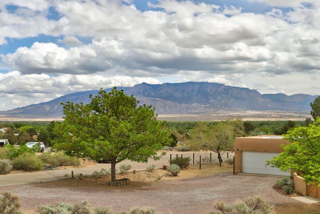 40 Hop Tree Trail, Corrales, NM 87048