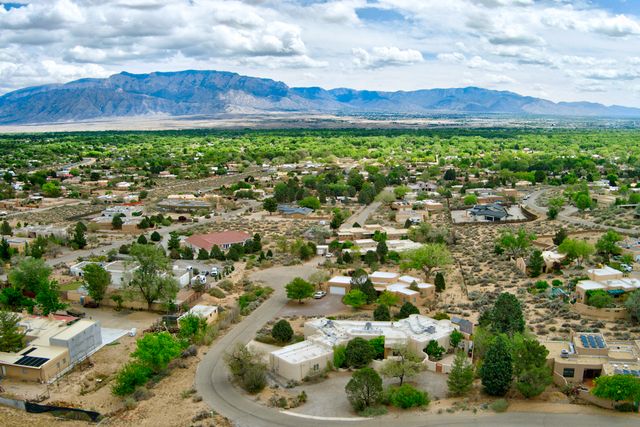 40 Hop Tree Trail, Corrales, NM 87048