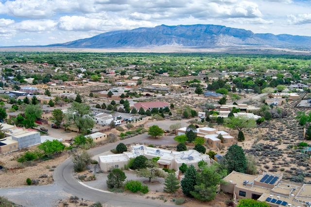 40 Hop Tree Trail, Corrales, NM 87048