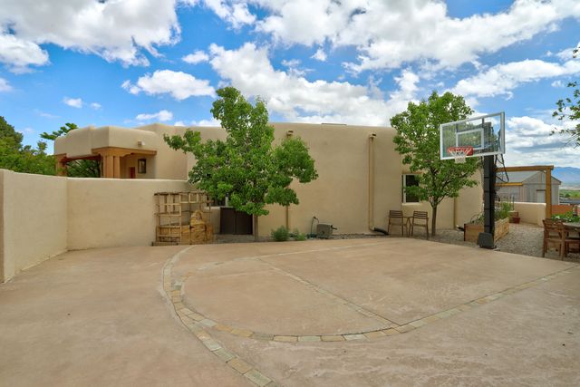 40 Hop Tree Trail, Corrales, NM 87048