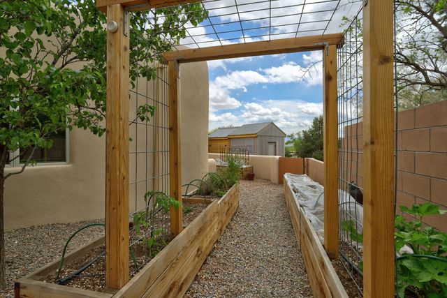 40 Hop Tree Trail, Corrales, NM 87048