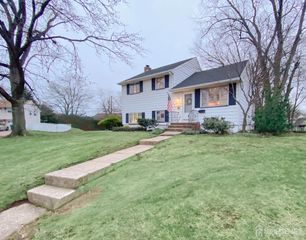 14 Pine Street, Edison, NJ 08817