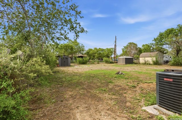 1105 WALNUT ST, Jourdanton, TX 78026