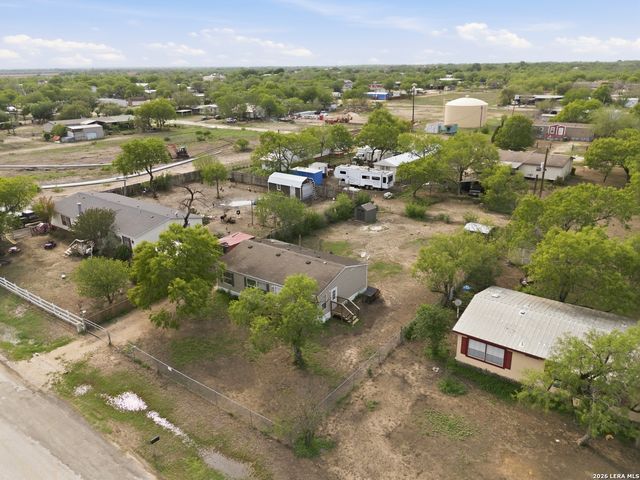 1105 WALNUT ST, Jourdanton, TX 78026