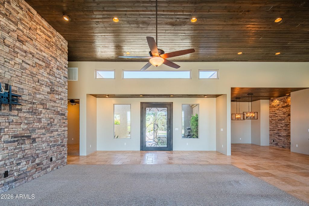 Image 10 of property listing at 1110 W CREEK CANYON Road, Phoenix, AZ 85086